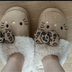 7-8.5 MEDIUM Hello Kitty Slippers